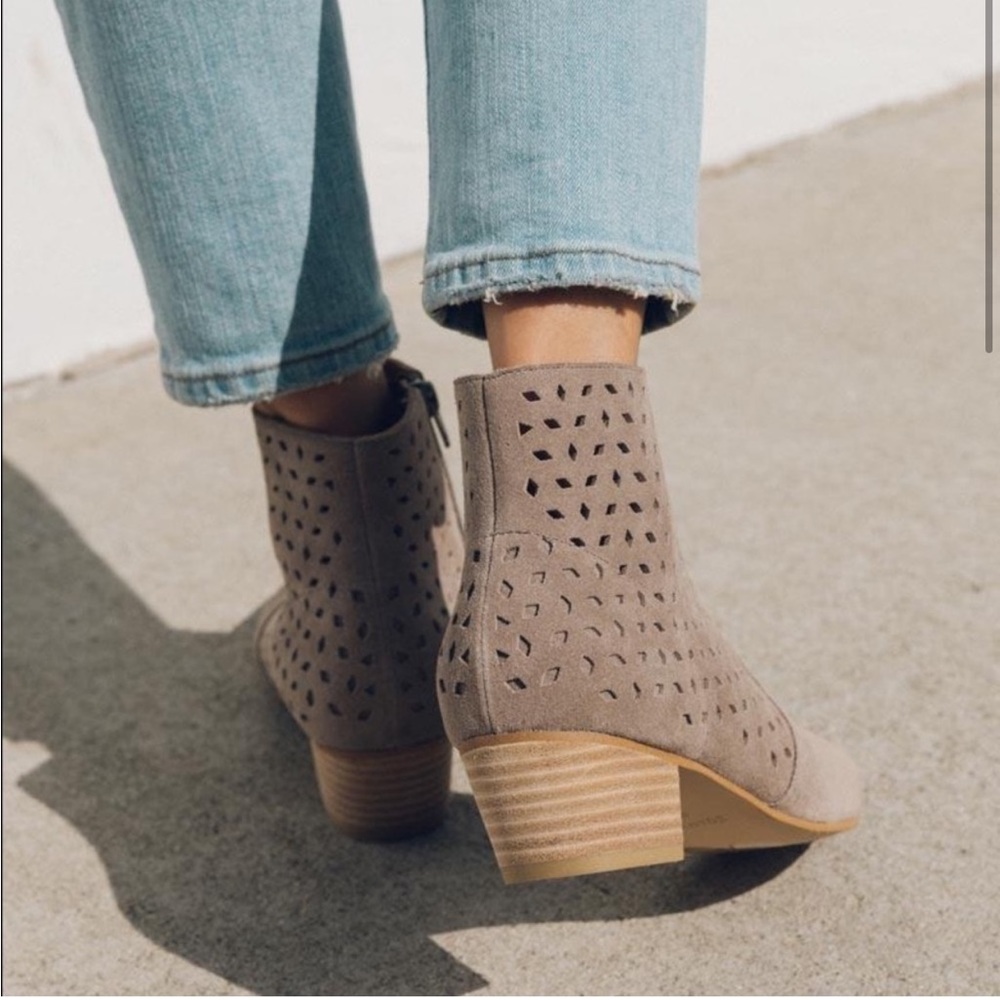 Soludos Lola taupe suede Perforated Ankle Booties 8.5 - Picture 6 of 10